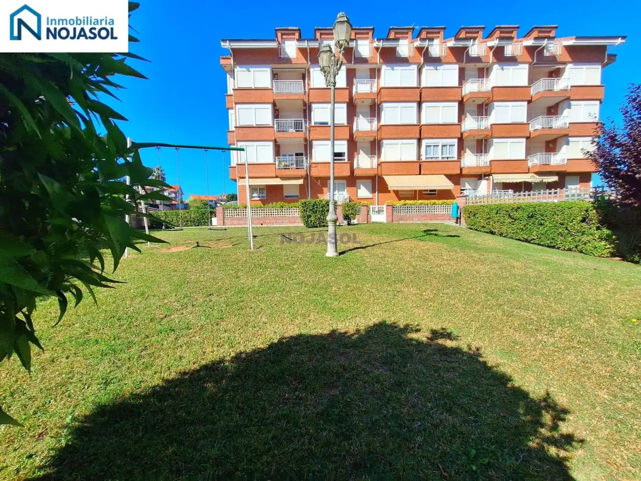 Vista exterior de Apartament en venda en Noja amb Calefacció, Terrassa i Moblat