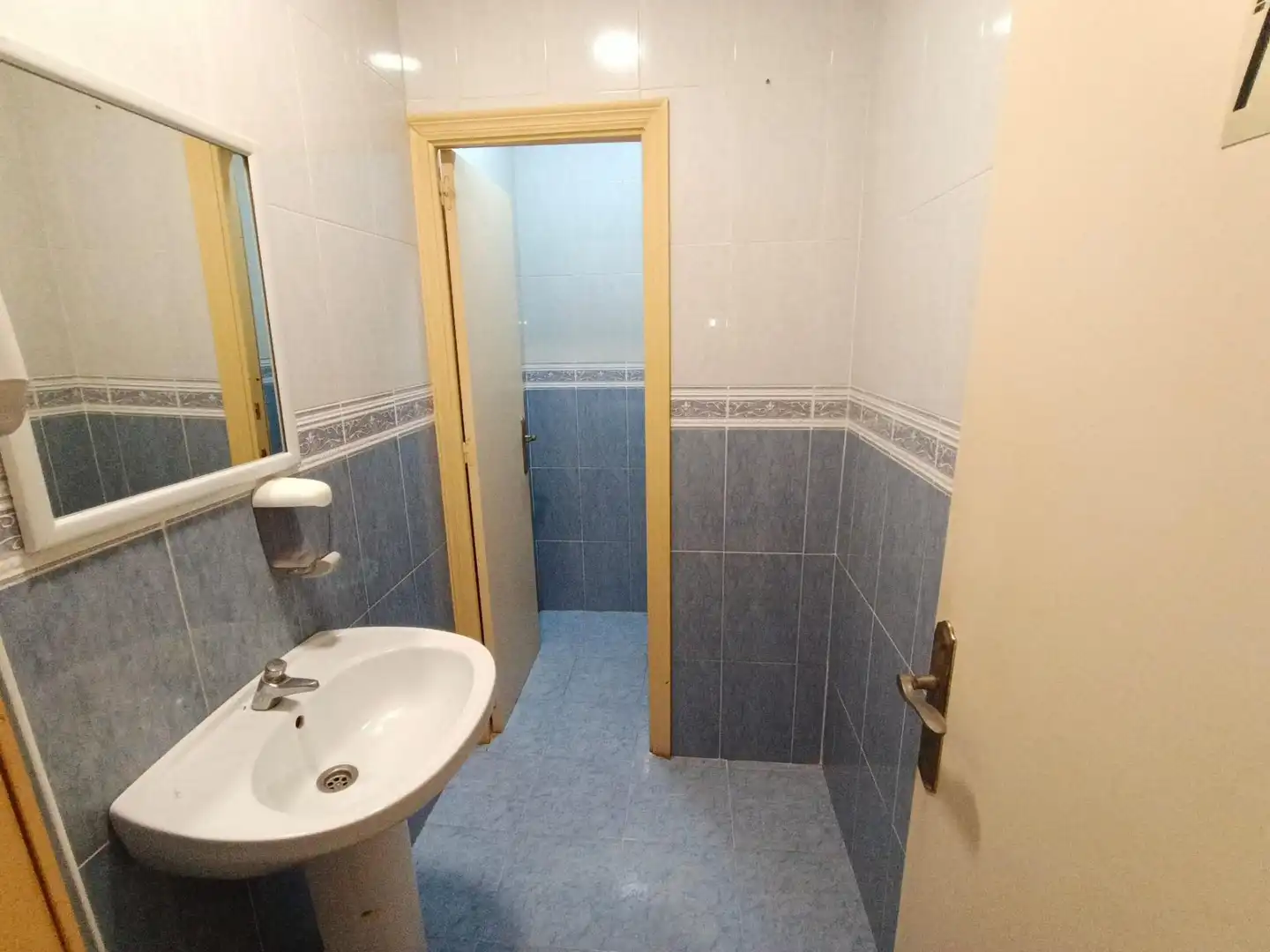 Baño de Local en venta en Torrevieja con Aire acondicionado, Terraza y Amueblado