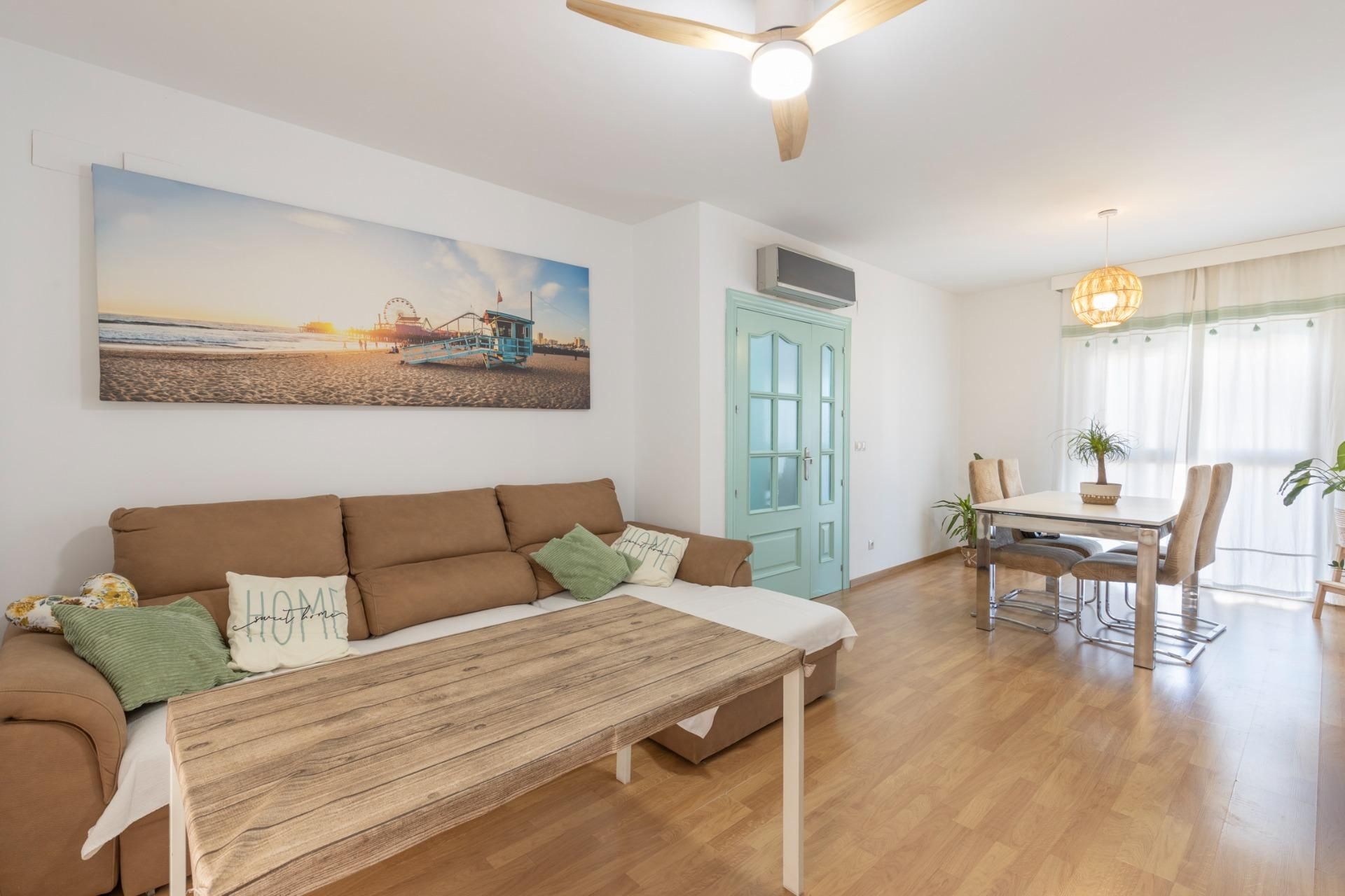 Sala de estar de Casa adosada en venta en Churriana de la Vega con Aire acondicionado y Calefacción