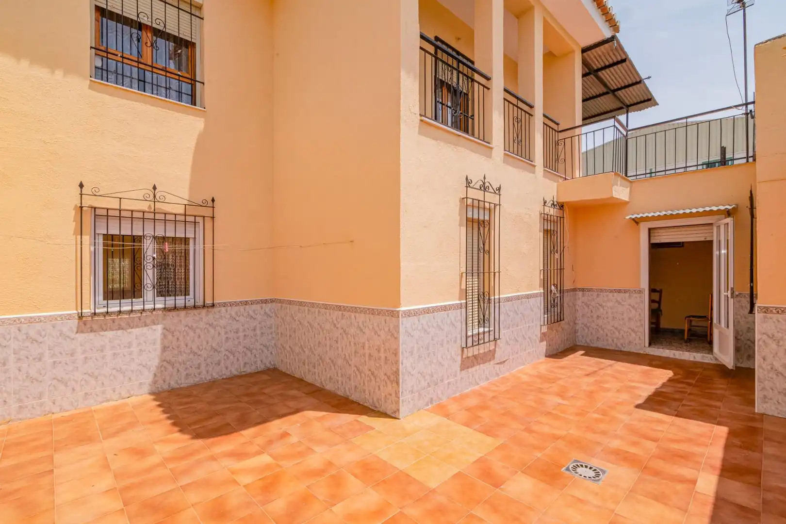 Vista exterior de Casa o chalet en venta en Baza con Aire acondicionado, Calefacción y Jardín privado