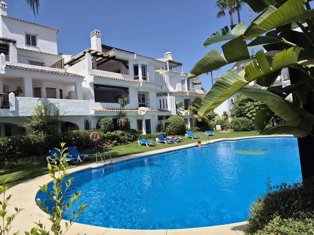 Erdgeschosswohnung mit Pool zur Miete in Nueva Andalucía