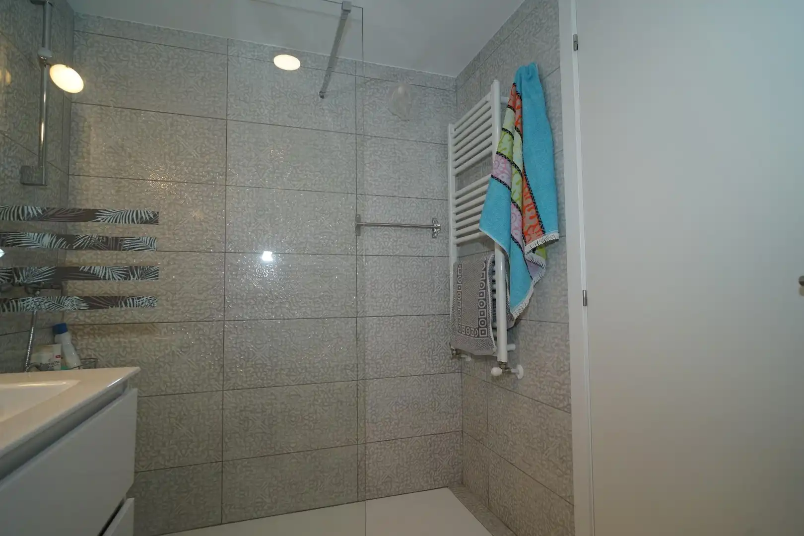 Badezimmer von Wohnung zur Miete in Santa Cruz de Bezana mit Parkett
