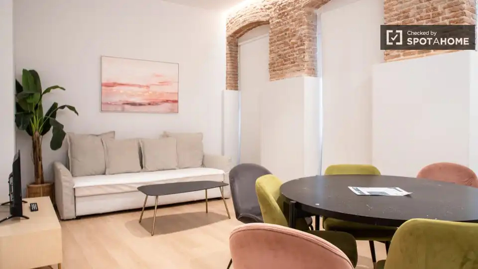 Appartamento con balcone in affitto a Centro