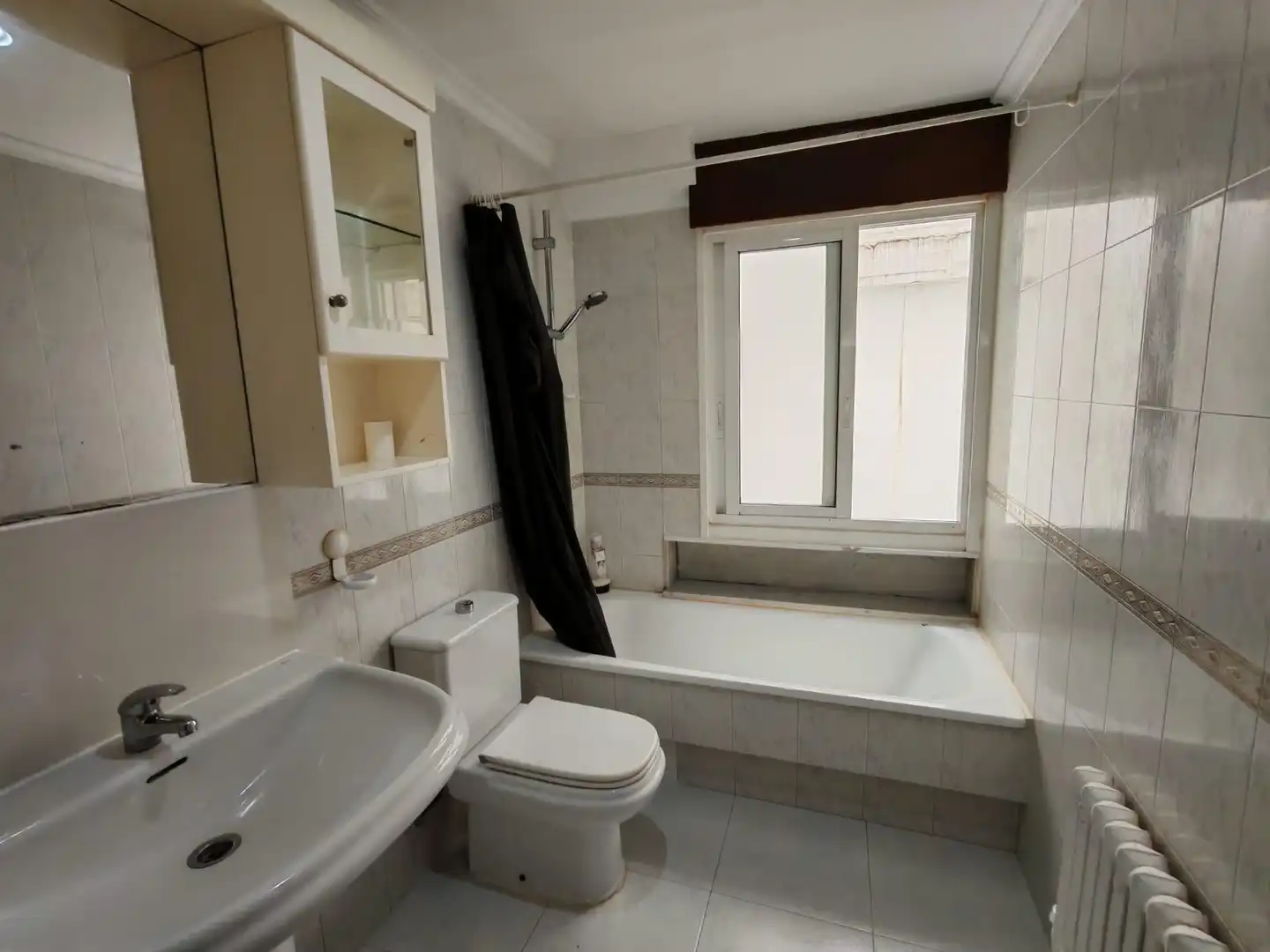 Bathroom of Flat for rent in Vigo   with Heating, Terrace and Furnished