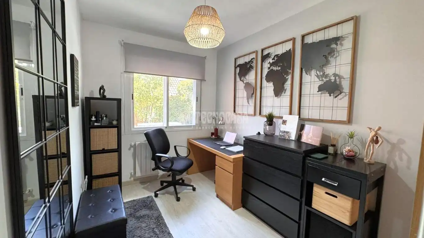 Habitación de Casa adosada en venta en Boadilla del Monte con Aire acondicionado, Calefacción y Piscina comunitaria