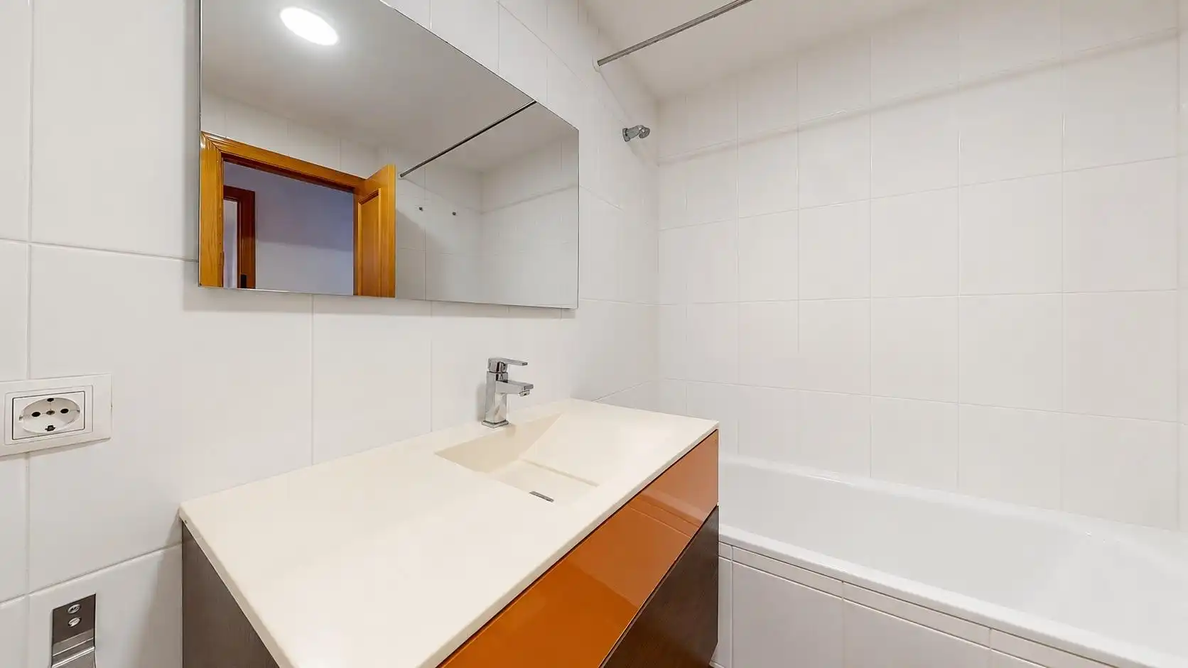 Bany de Pis en venda en Almería amb Aire condicionat i Moblat