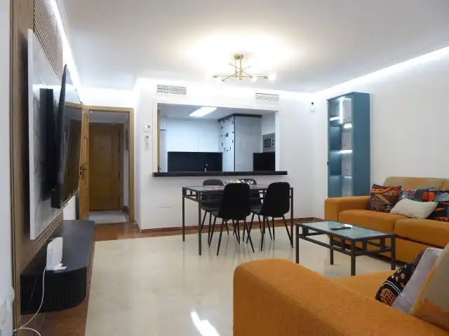 Sala d'estar de Pis de lloguer en Benalmádena amb Aire condicionat, Terrassa i Moblat
