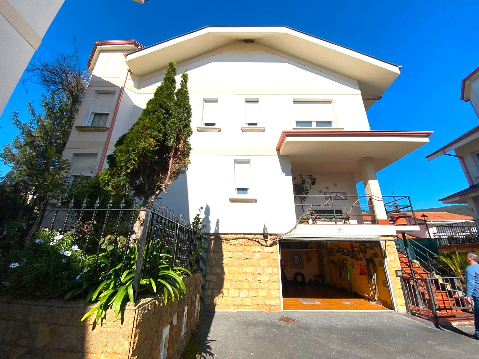 Vista exterior de Casa o chalet en venta en Castro-Urdiales con Calefacción, Jardín privado y Parquet