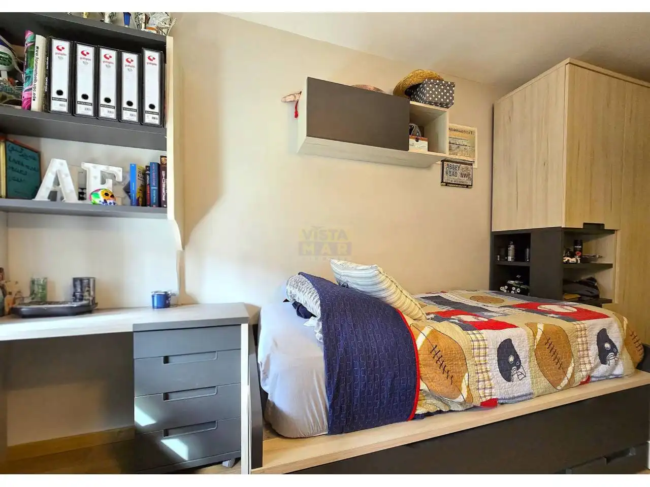 Habitación de Casa adosada en venta en Vilanova i la Geltrú con Aire acondicionado, Calefacción y Jardín privado