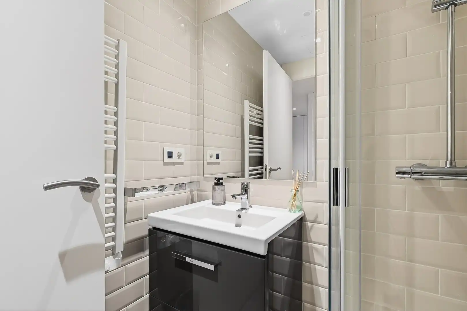 Badezimmer von Dachboden zum Verkauf in Escaldes – Engordany mit Heizung, Terrasse und Abstellraum