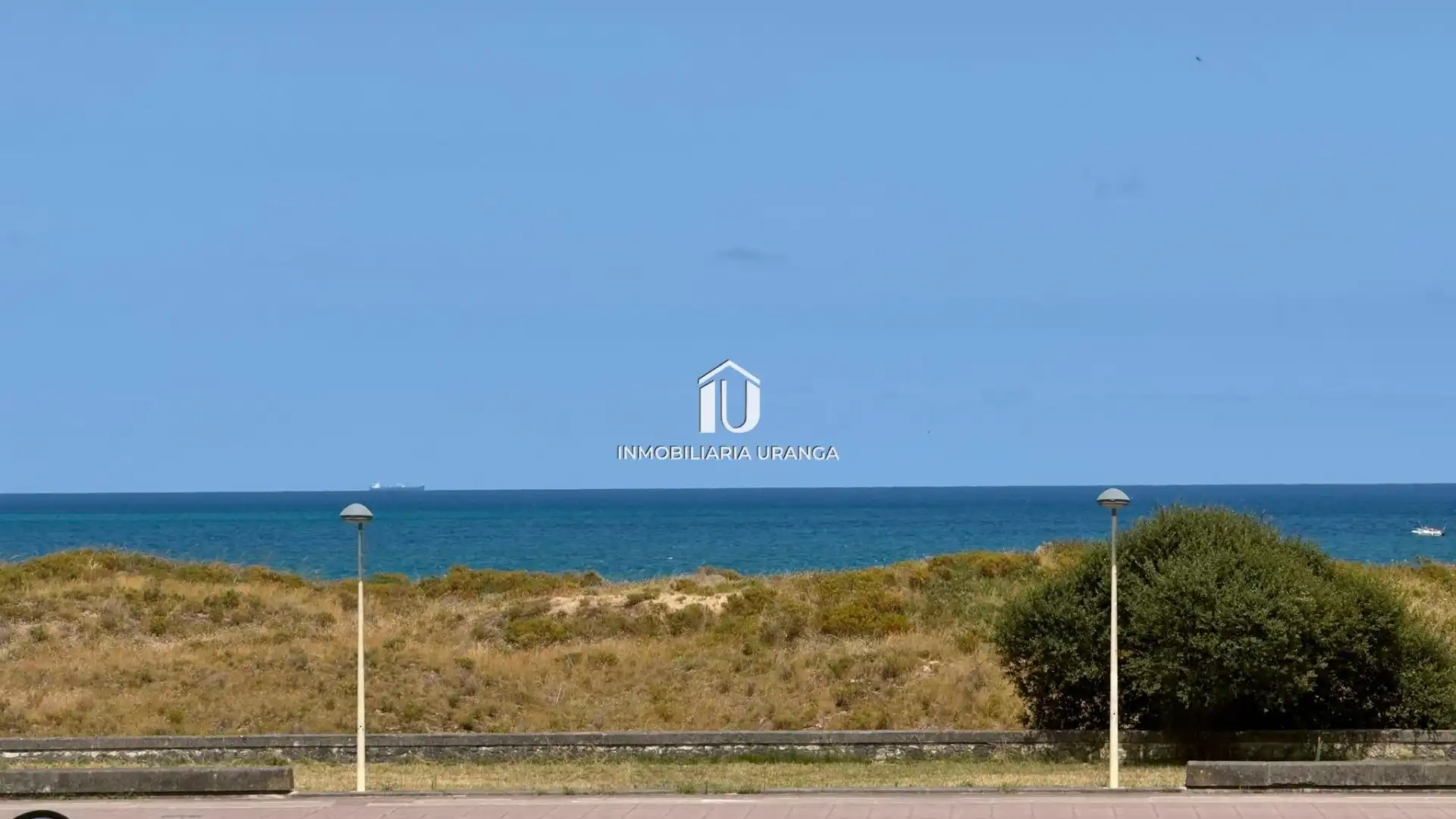 Piso en venta en Laredo con Calefacción, Terraza y Piscina comunitaria