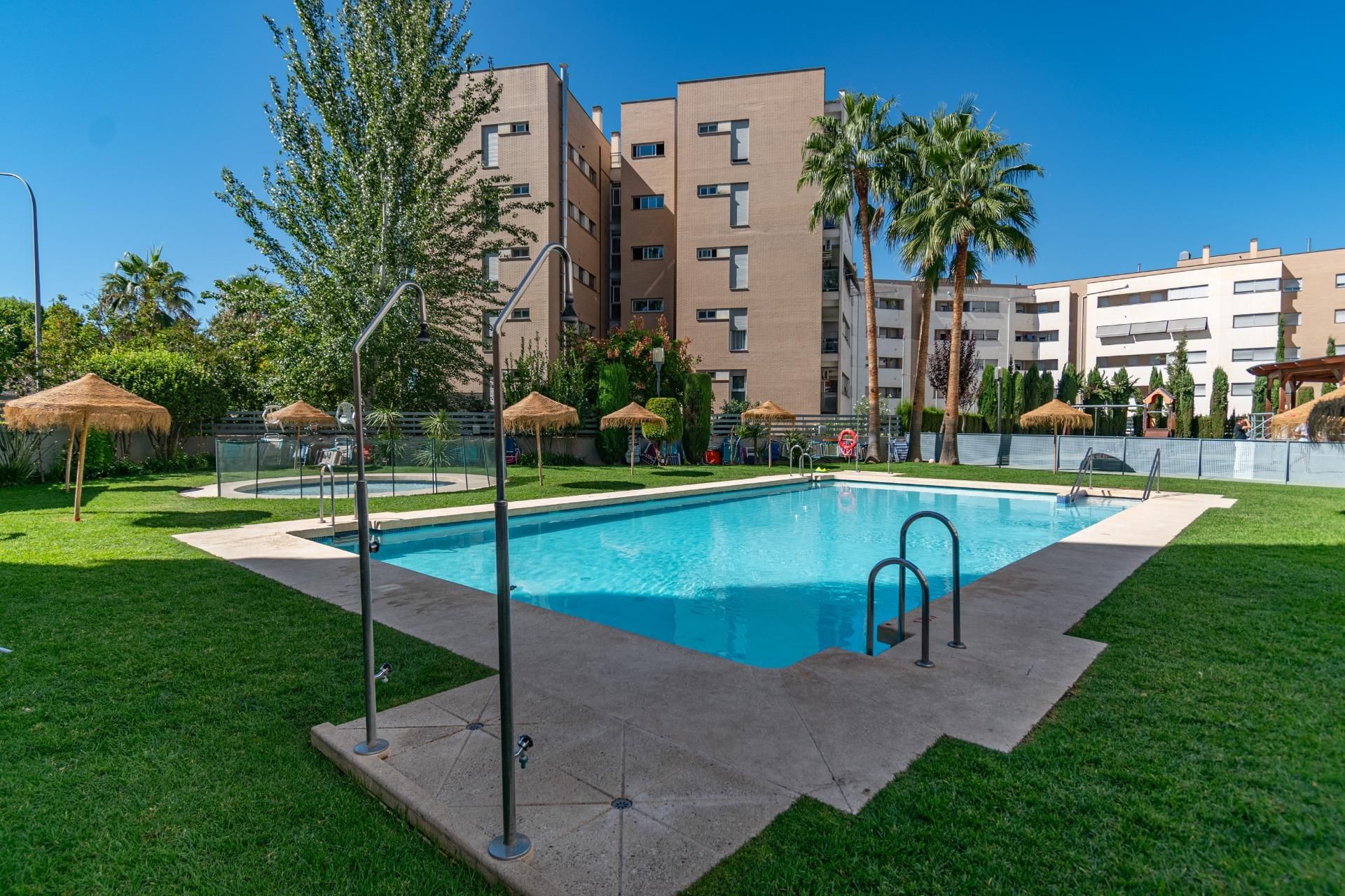 Piscina de Piso en venta en  Granada Capital con Calefacción, Jardín privado y Terraza