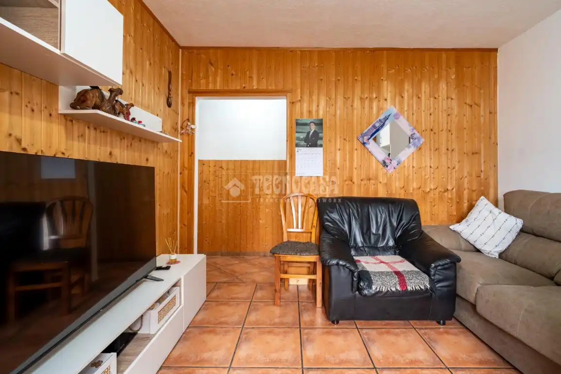 Sala d'estar de Casa adosada en venda en Órgiva amb Aire condicionat, Terrassa i Moblat
