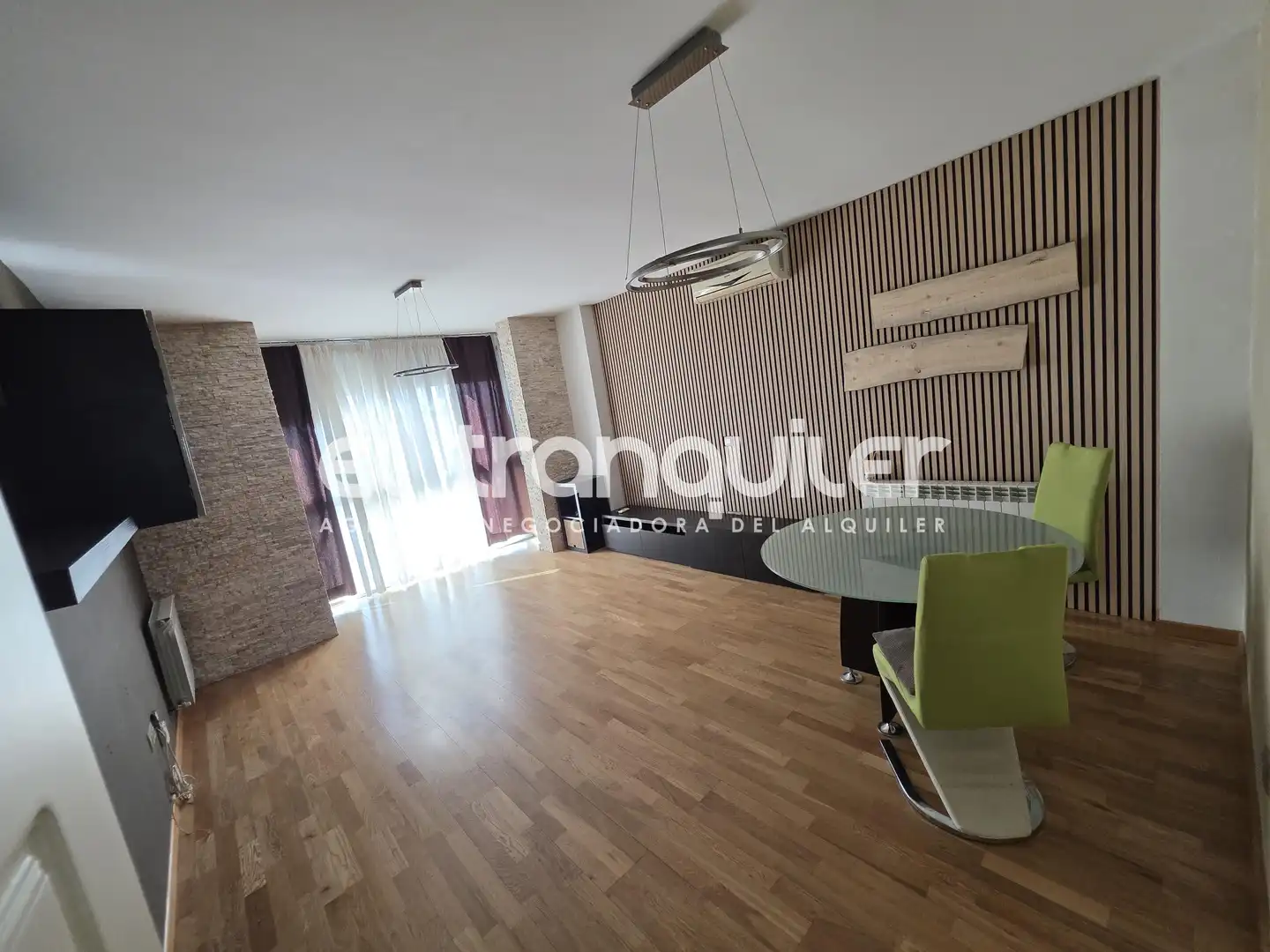 Living room of Flat for rent in Madrid  with Air Conditioner, Parquet flooring and Storage room
