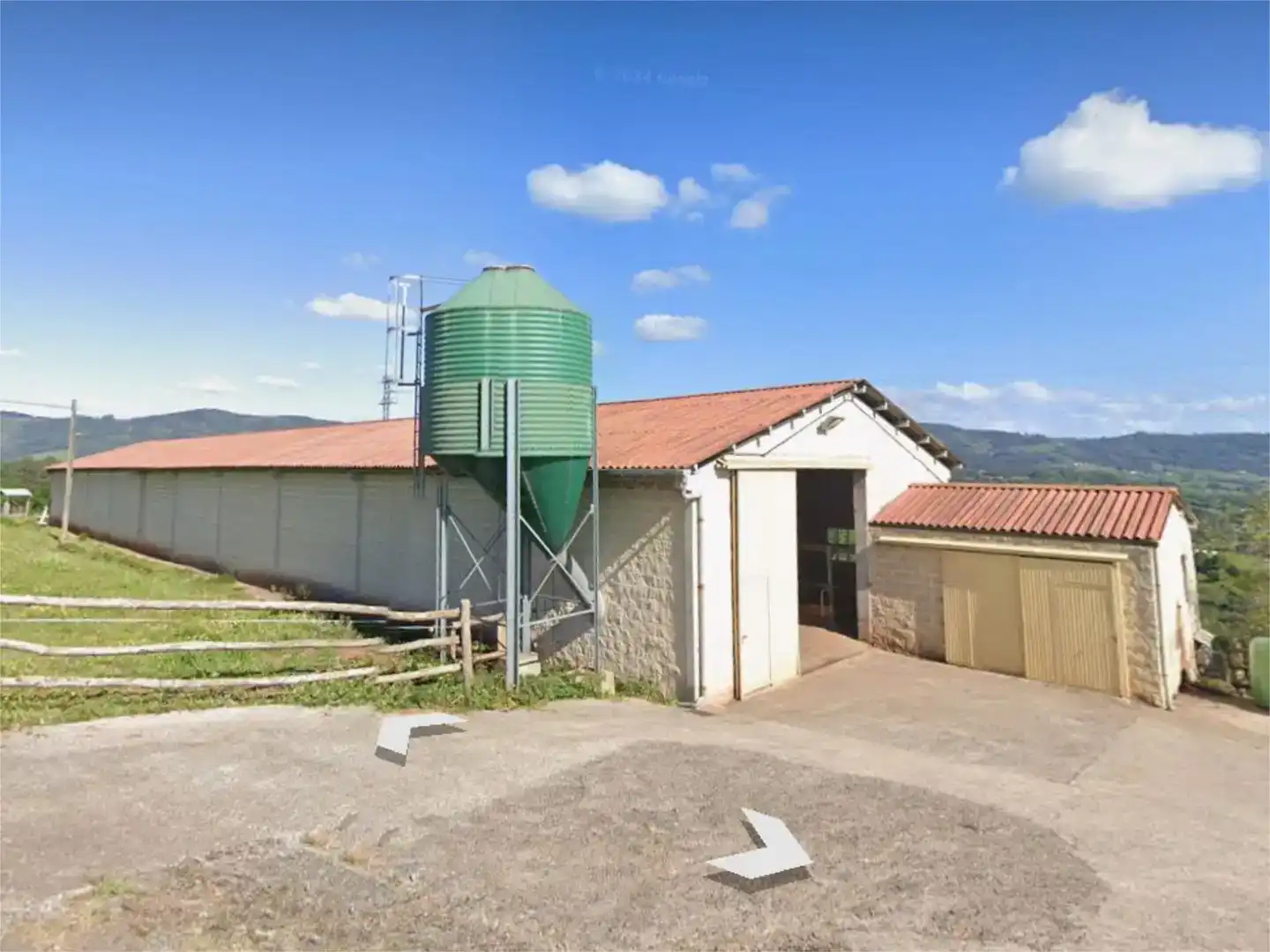 Außenansicht von Fabrikhallen zur Miete in Villaviciosa - Amandi