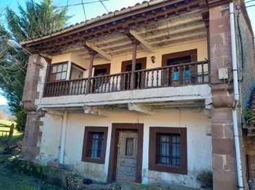 Casa bifamiliare con balcone in vendita a Celis - Bº Celis 160