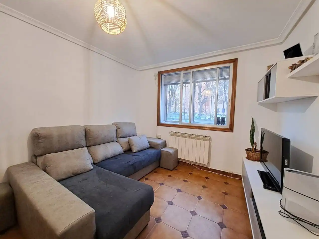 Sala d'estar de Casa adosada en venda en Burgos amb Calefacció i Parquet