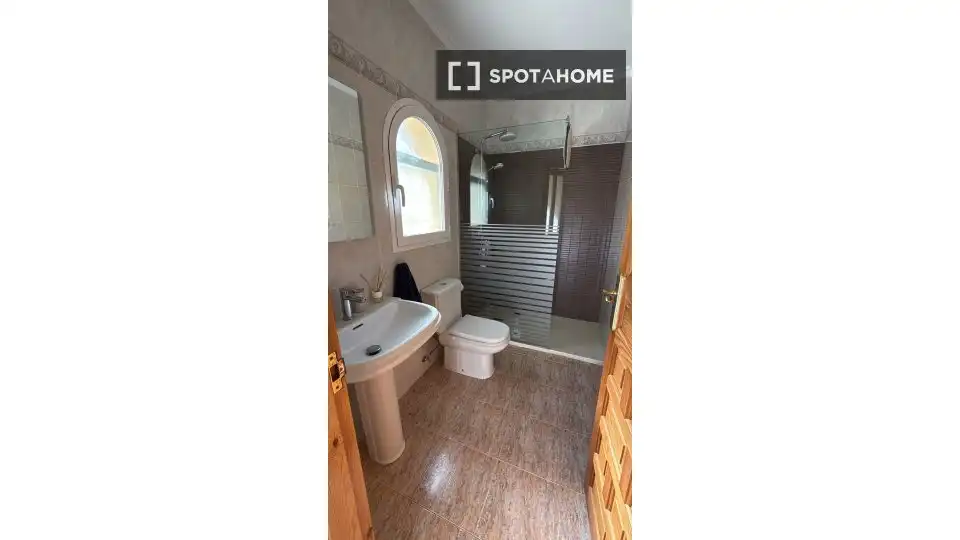 Bany de Apartament per a compartir en Benitachell / El Poble Nou de Benitatxell amb Aire condicionat, Terrassa i Moblat