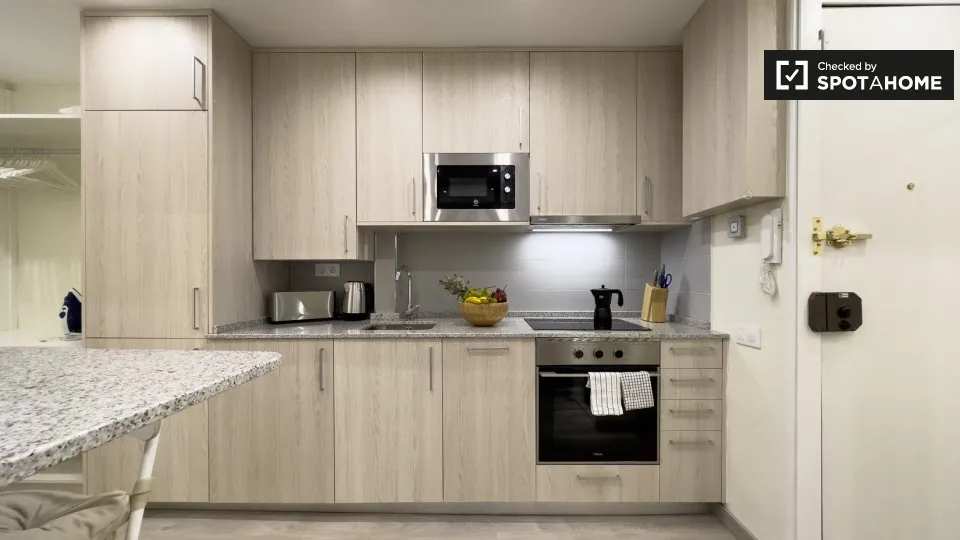 Cuina de Pis de lloguer en  Barcelona Capital amb Aire condicionat, Calefacció i Moblat