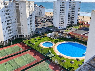 Pis amb piscina en venda a Valdelagrana