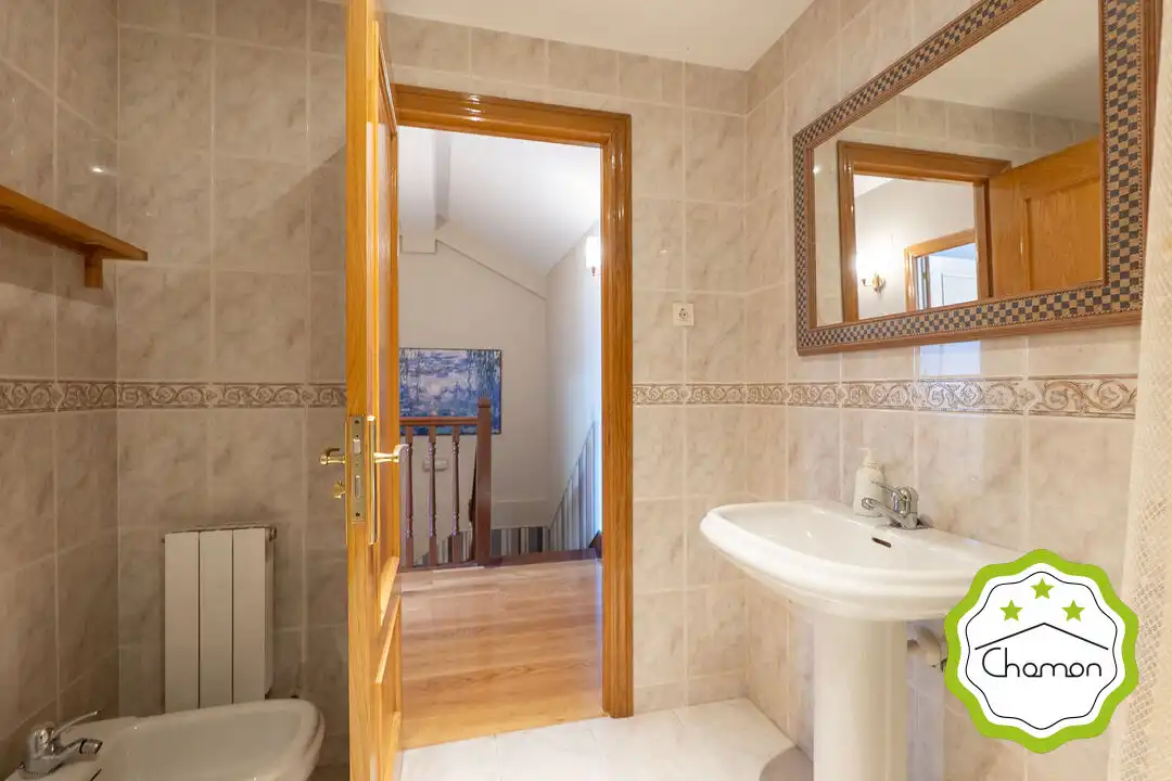 Baño de Casa adosada en venta en Loiu con Calefacción y Jardín privado