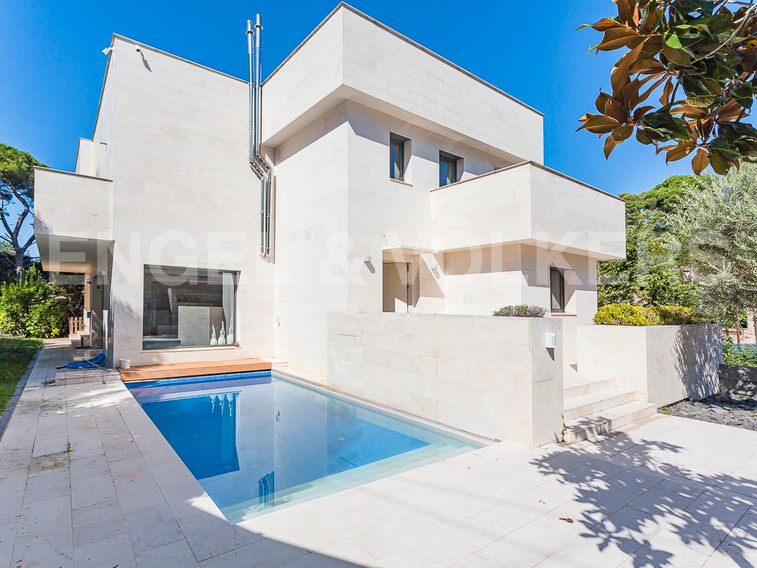 Vista exterior de Casa o xalet en venda en Sant Cugat del Vallès amb Aire condicionat, Calefacció i Jardí privat