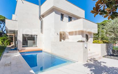 Vista exterior de Casa o xalet en venda en Sant Cugat del Vallès amb Aire condicionat, Calefacció i Jardí privat