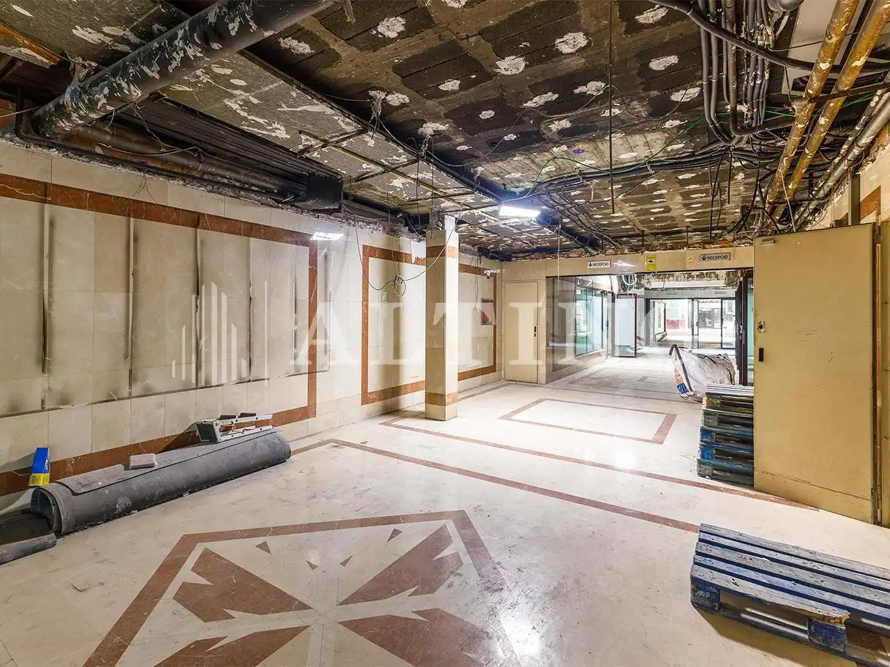 Gebäude zur Miete in Calle de Calàbria, La Nova Esquerra de l'Eixample