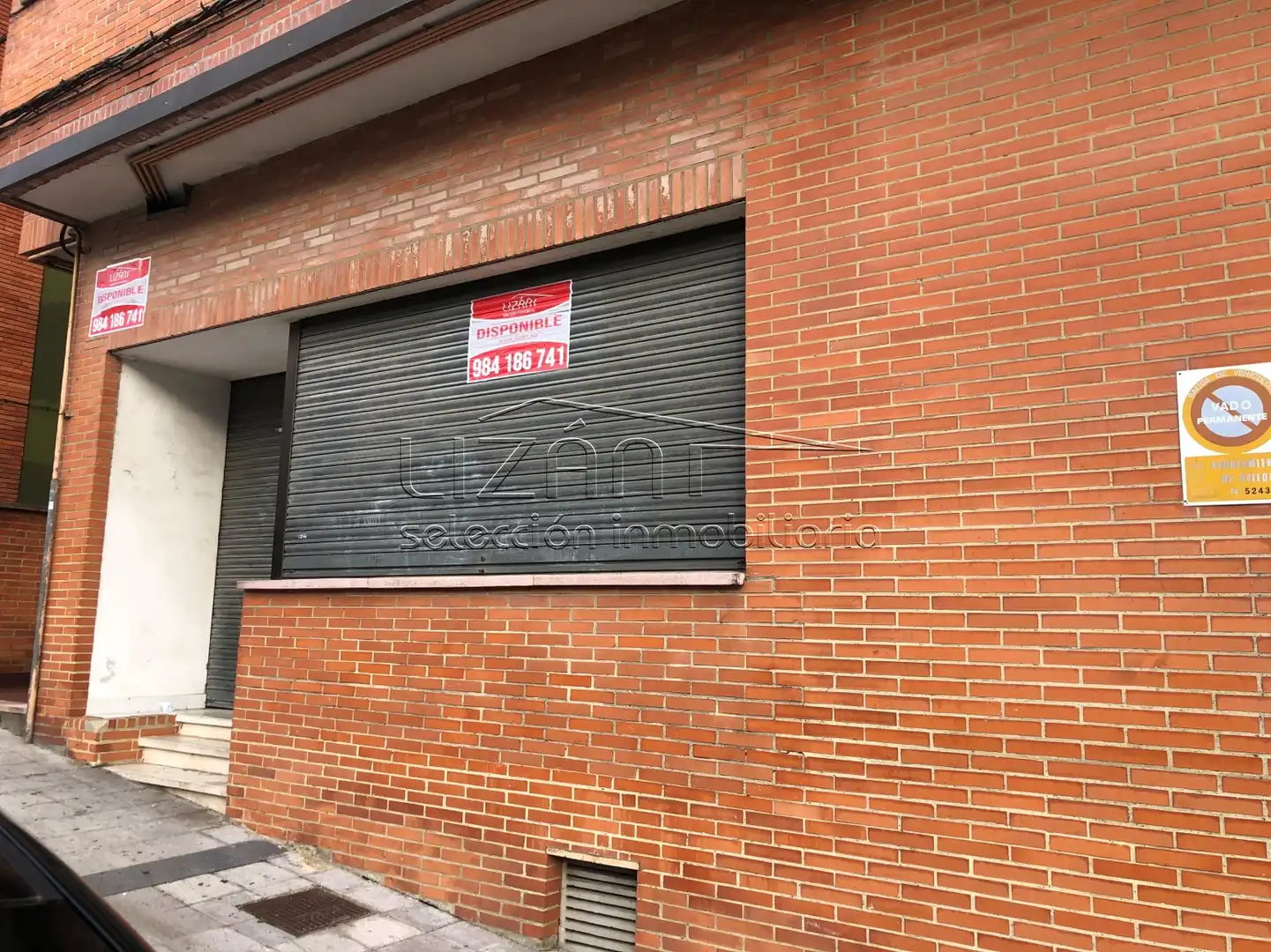 Vista exterior de Local en venta en Oviedo 