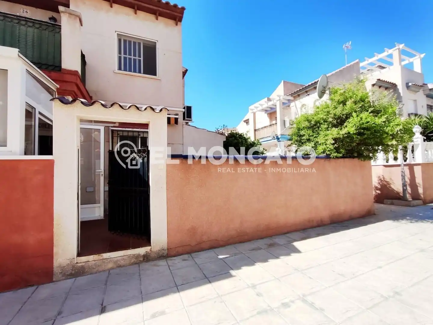 Vista exterior de Casa o xalet en venda en Orihuela amb Aire condicionat, Calefacció i Jardí privat