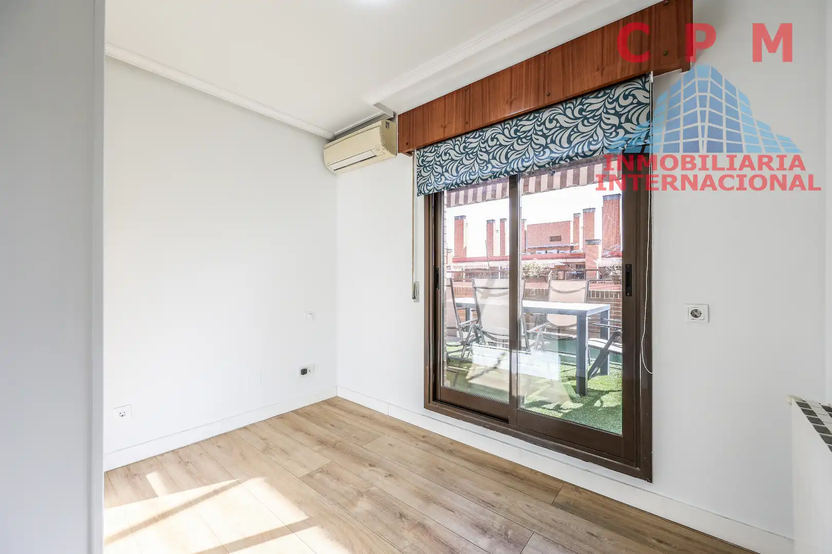 Schlafzimmer von Dachboden zur Miete in Madrid mit Klimaanlage, Heizung und Parkett
