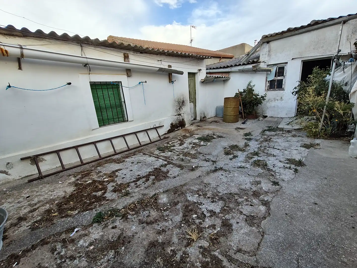 Vista exterior de Casa o xalet en venda en Brahojos de Medina amb Calefacció, Jardí privat i Traster