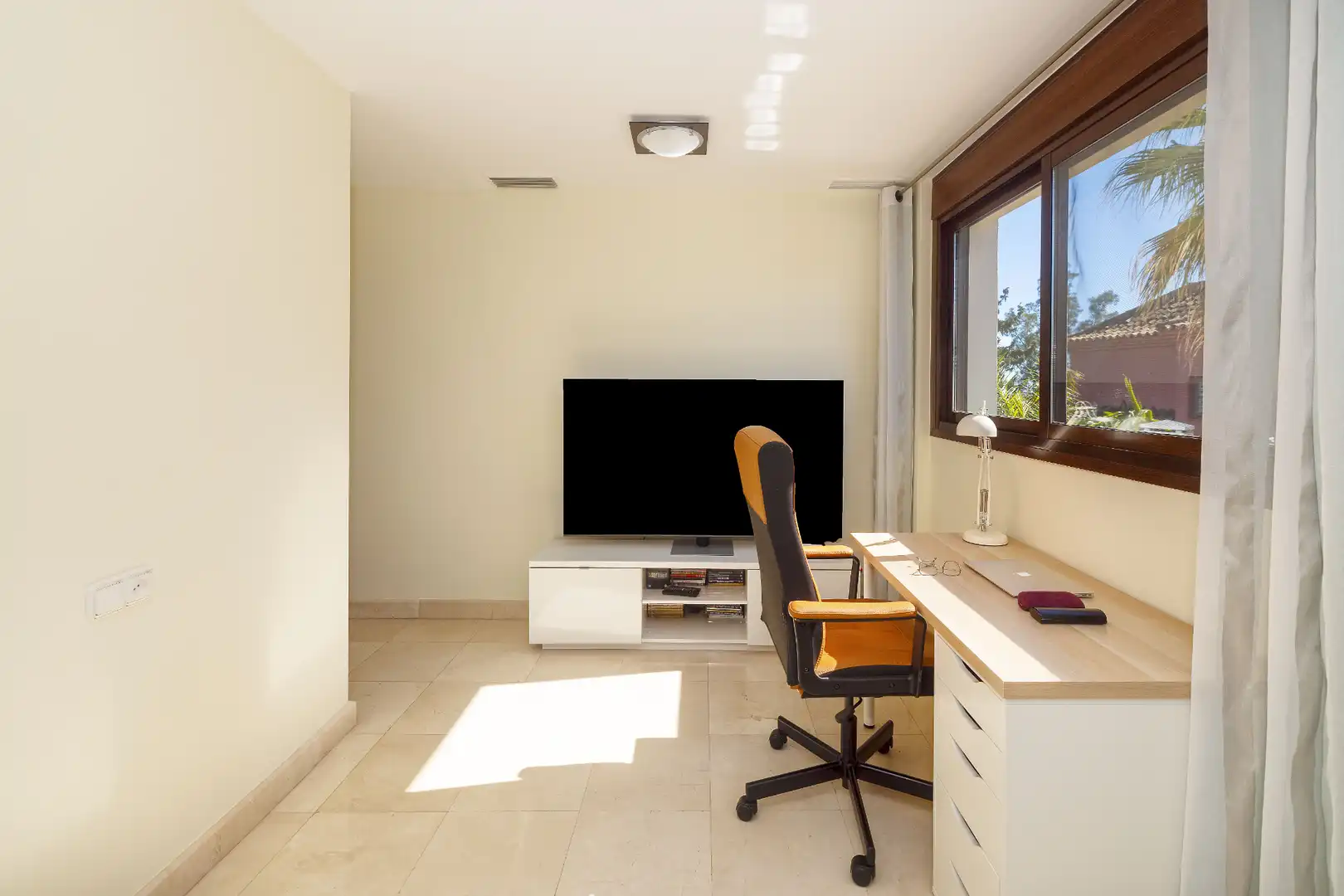 Sala d'estar de Casa o xalet en venda en Marbella amb Aire condicionat, Jardí privat i Terrassa