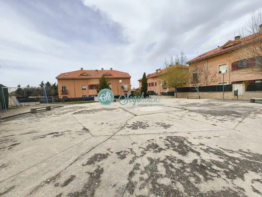 Vista exterior de Piso en venta en Torrecaballeros con Calefacción, Terraza y Amueblado