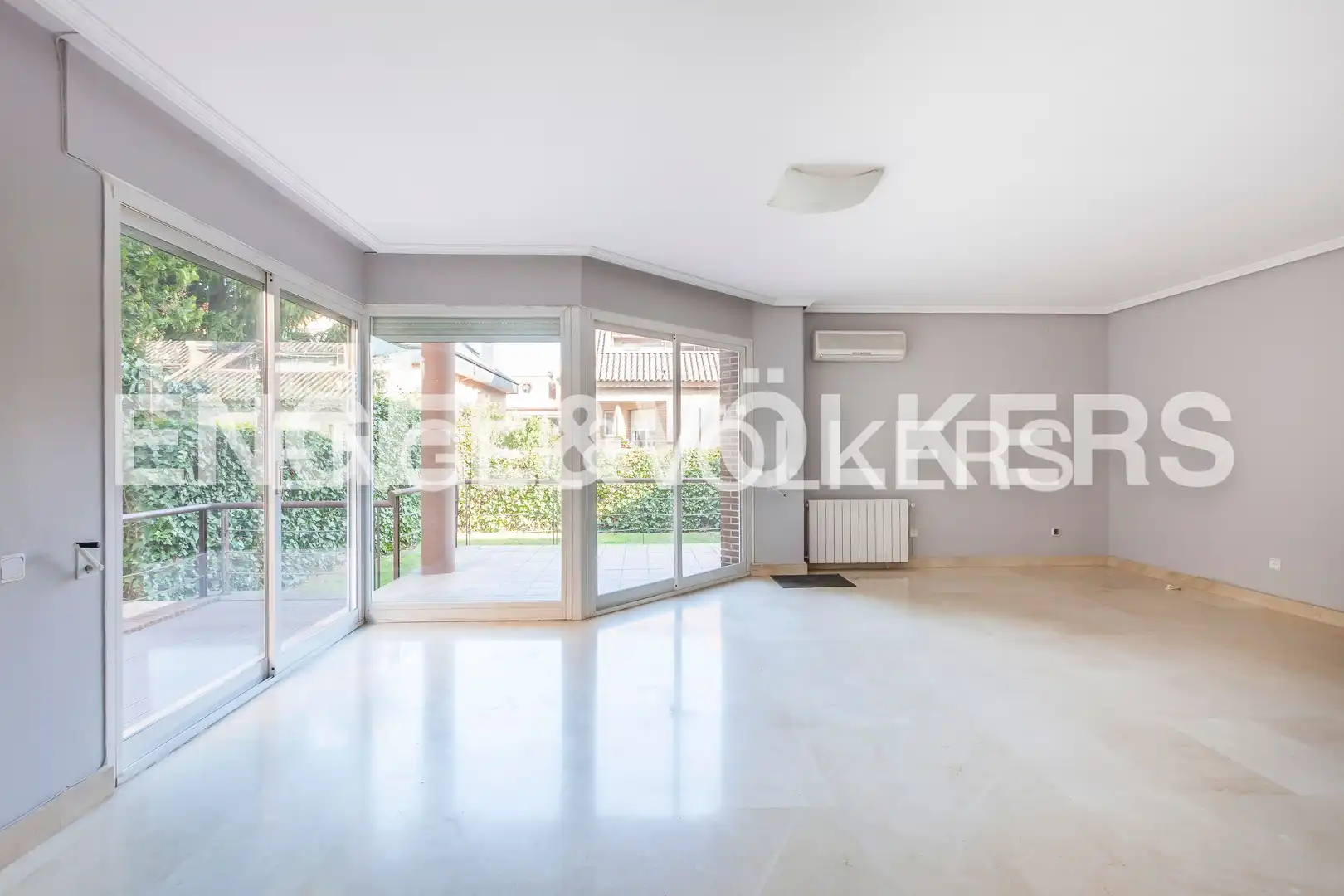 Sala de estar de Casa adosada de alquiler en Madrid con Aire acondicionado, Calefacción y Jardín privado