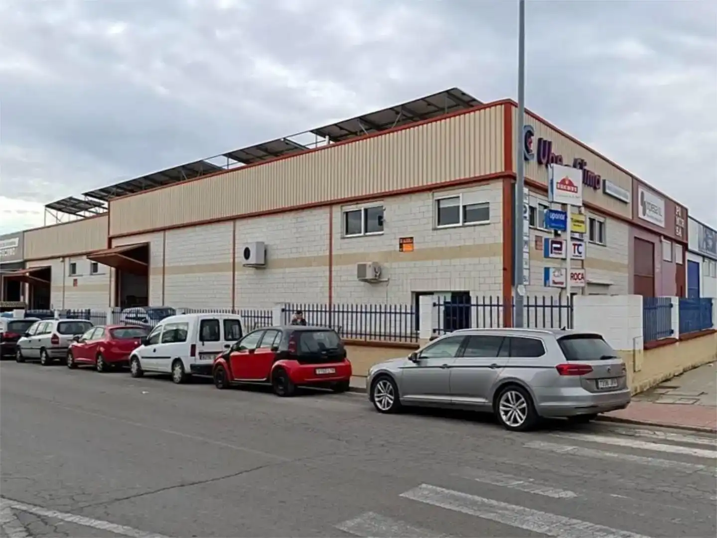 Außenansicht von Fabrikhallen zur Miete in Úbeda