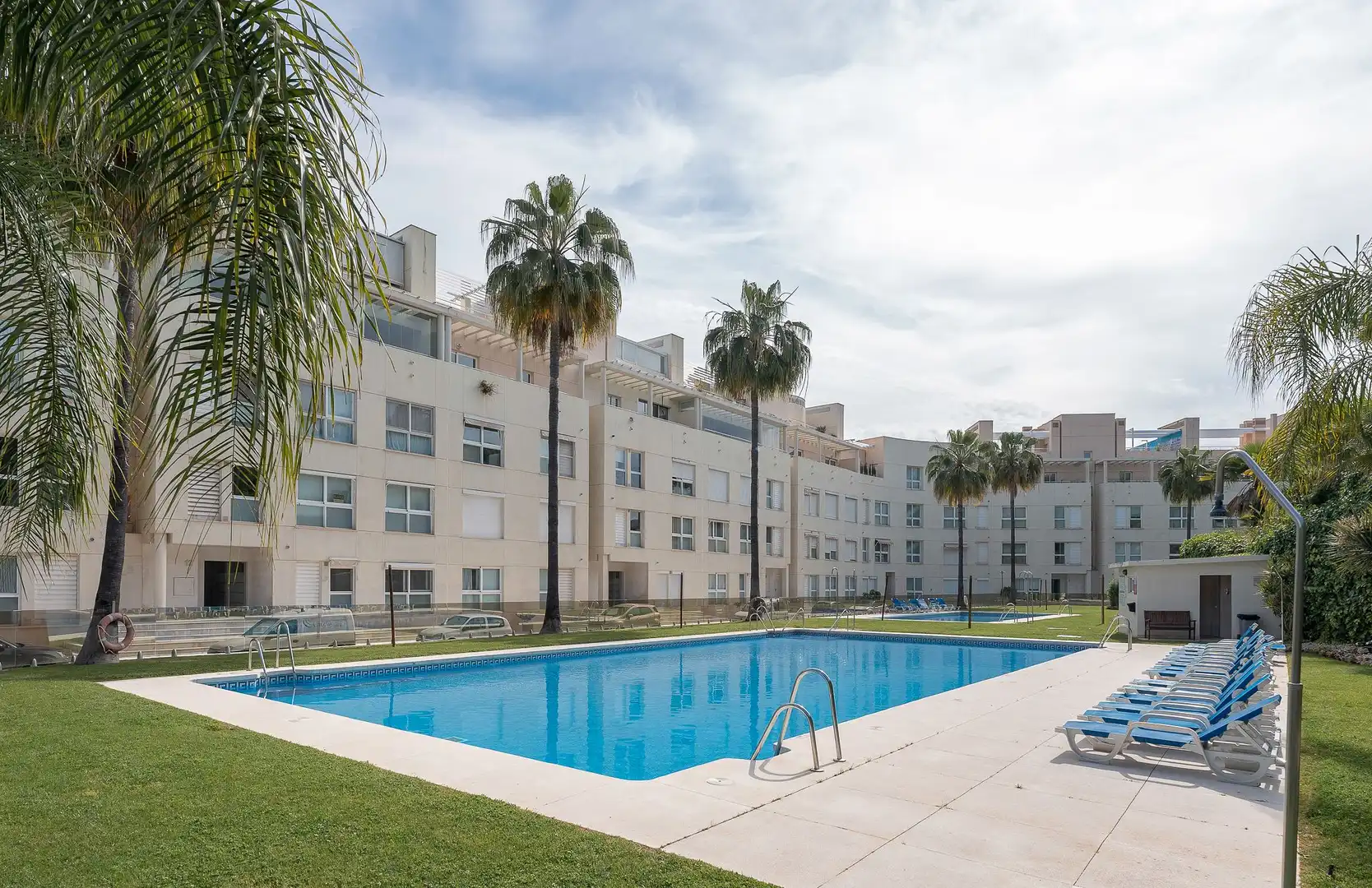 Piscina de Planta baja en venta en Marbella con Aire acondicionado, Calefacción y Jardín privado