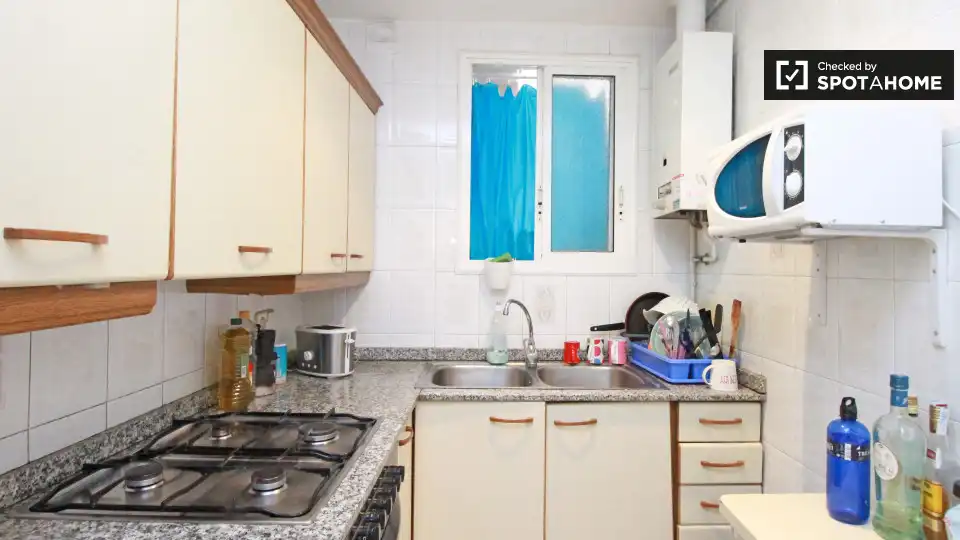 Cuina de Pis de lloguer en Barcelona amb Aire condicionat, Calefacció i Moblat