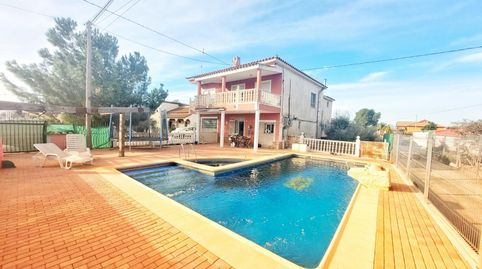 Chalet con cinco dormitorios en El Campillo con Piscina
