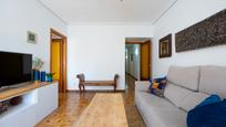 Wohnzimmer von Wohnung zum verkauf in  Madrid Capital mit Balkon