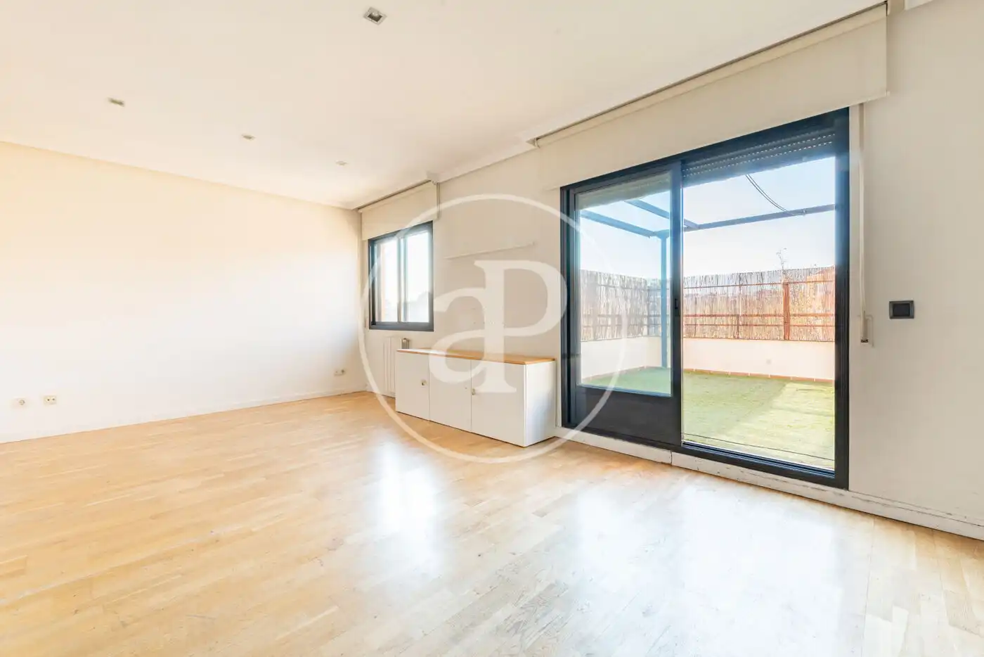 Wohnung zum Verkauf in La Moraleja mit Klimaanlage, Heizung und Privatgarten