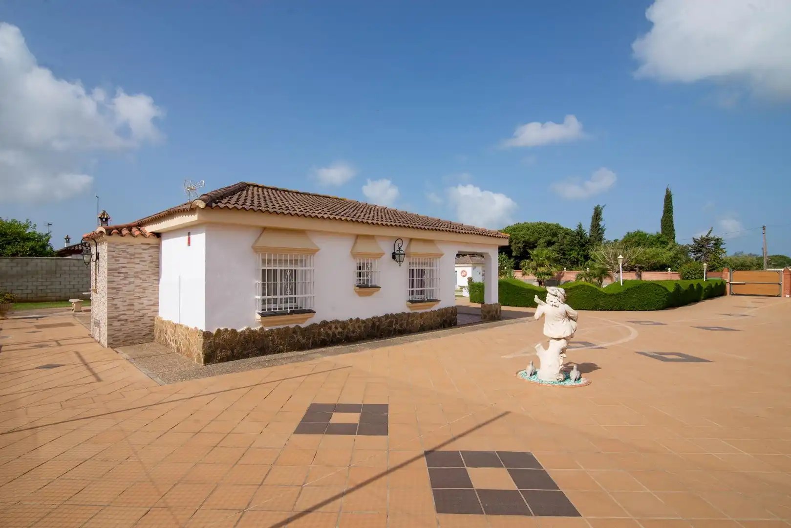 Vista exterior de Casa o chalet en venta en Chiclana de la Frontera con Aire acondicionado, Jardín privado y Trastero