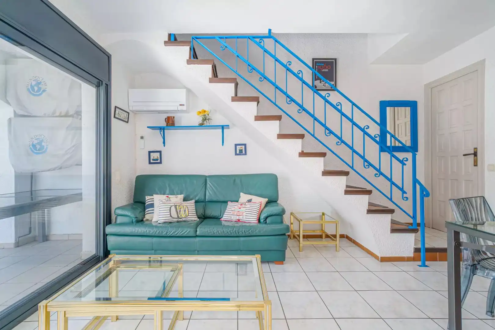 Sala d'estar de Casa adosada en venda en Empuriabrava amb Aire condicionat, Terrassa i Moblat