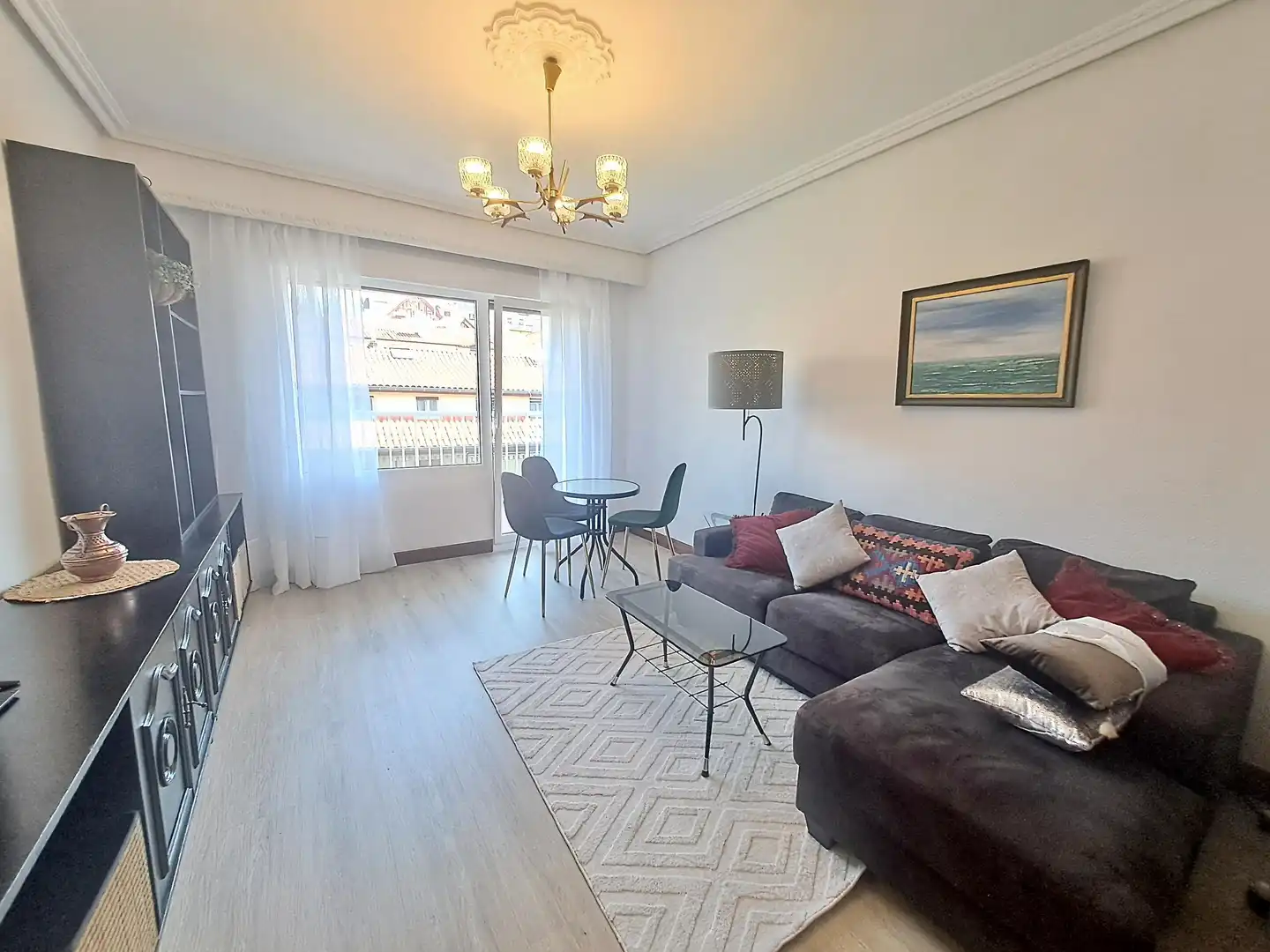 Sala d'estar de Pis de lloguer en Donostia - San Sebastián  amb Calefacció, Parquet i Balcó