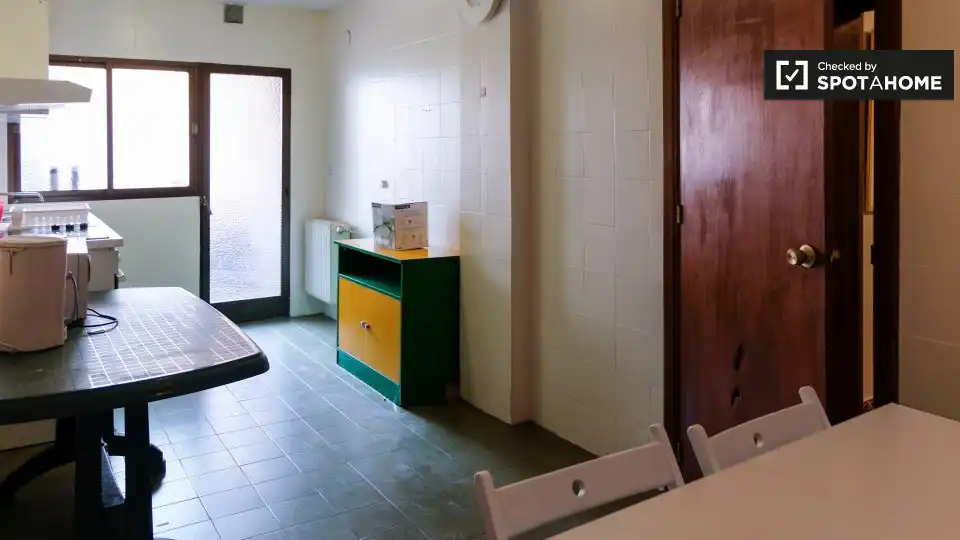 Cuina de Apartament per a compartir en Granada amb Aire condicionat, Terrassa i Moblat
