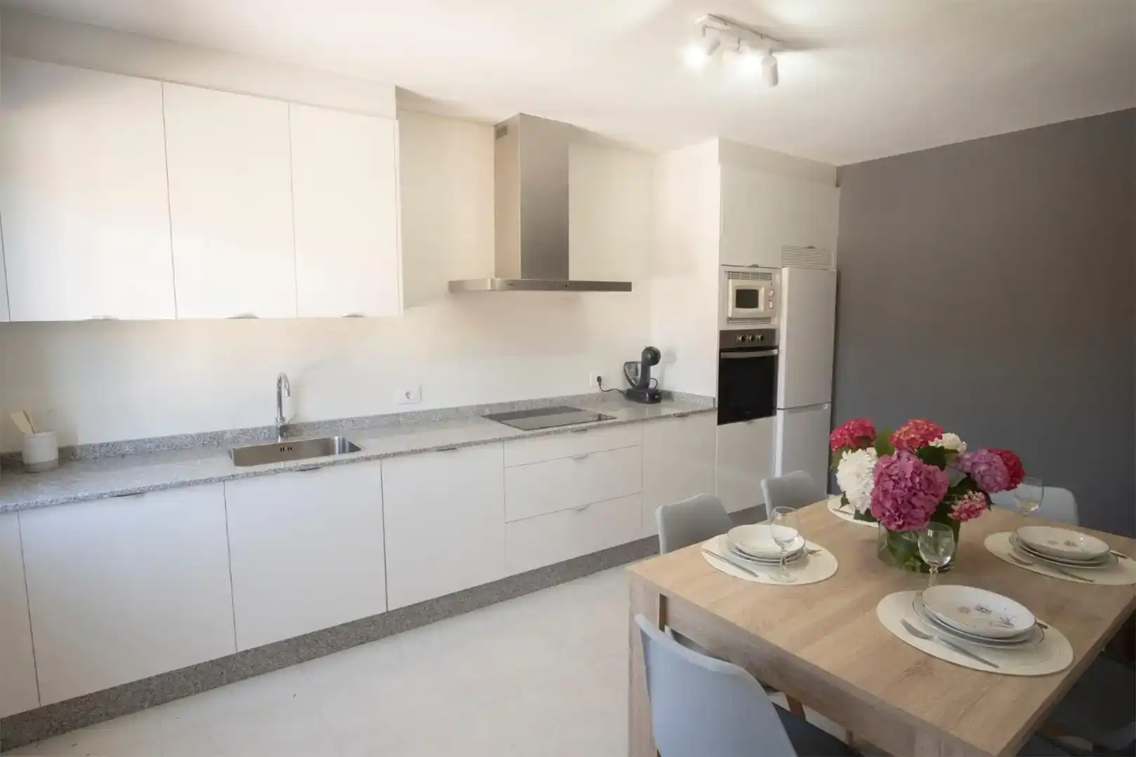 Cuina de Casa o xalet en venda en Vigo  amb Jardí privat, Parquet i Moblat