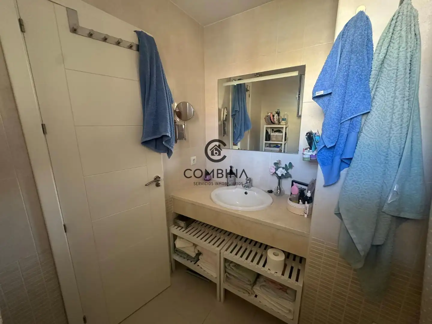 Badezimmer von Einfamilien-Reihenhaus zum Verkauf in Camas mit Klimaanlage, Terrasse und Abstellraum