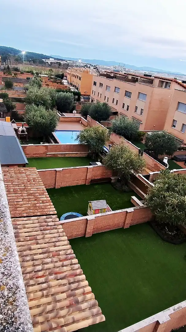 Piscina de Casa adosada en venda en Castellar del Vallès amb Aire condicionat, Calefacció i Jardí privat