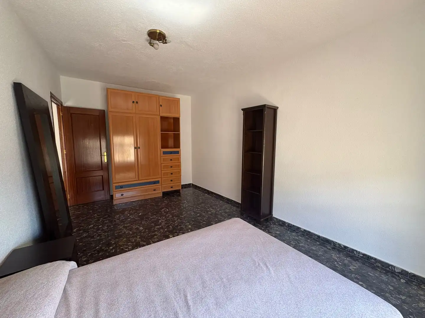 Schlafzimmer von Wohnung zum Verkauf in Loja mit Möbliert, Ofen und Waschmaschine