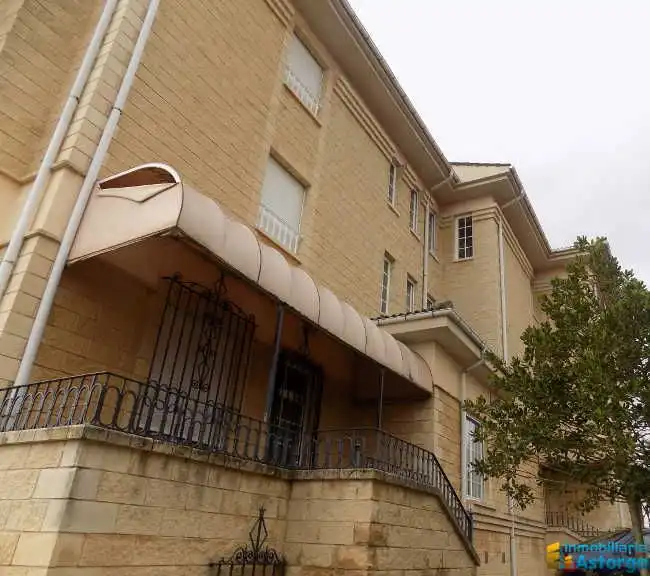 Vista exterior de Edificio en venta en Brazuelo